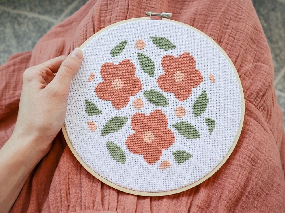 Free Cross Stitch Pattern: Mod Flowers - Hailey Stitches